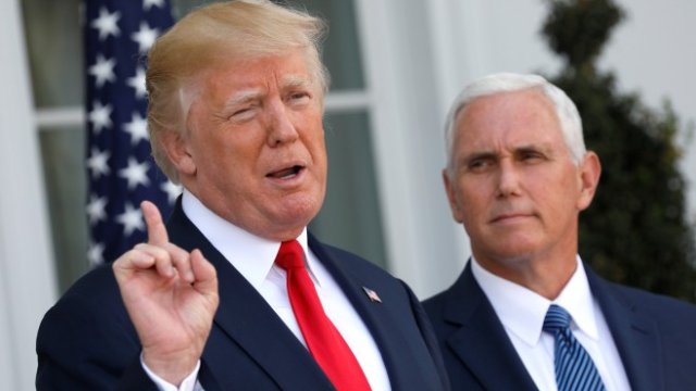 <p>
	Президентът Тръмп и вицепрезидентът Майк Пенс говорят пред репортери в&nbsp;Бедминстър, щата Ню Джърси. <em>Снимка: Ройтерс</em></p>
