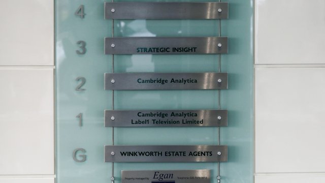 Надпис пред тогавашния офис на&nbsp;Cambridge Analytica в Лондон, Великобритания, на 20 март 2018 г. Снимка:&nbsp;Simon Dawson/Bloomberg