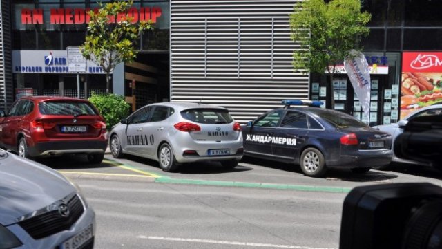 <p>
	Служители на ГДБОП провеждат специализирана акция в офисите на бургаска кабелна телевизия. <em>Снимка: БТА</em></p>
