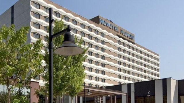 <p>
	Новотел Пловдив (&quot;Гранд хотел Пловдив&quot;), Снимка: synergon.bg</p>
