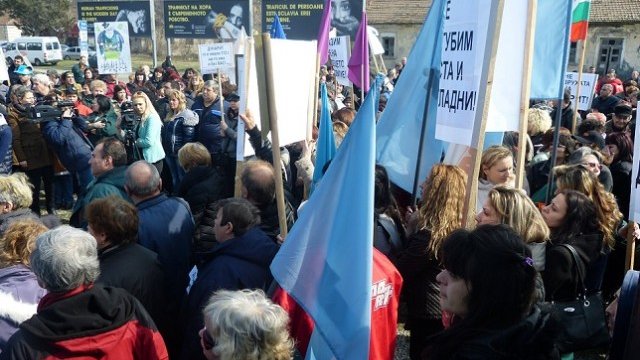 <p>
	Работници от военния завод &quot;Дунарит&quot; в Русе организираха мирен протест в района на &quot;Дунав мост&rdquo;. <em>Снимка: БТА</em></p>
