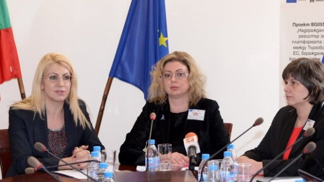 <p>
	Десислава Ахладова (вляво) и Зорница Даскалова (в средата) представят проекта за свързване на Търговския регистър. <em>Снимка:&nbsp;Министерство на правосъдието</em></p>

