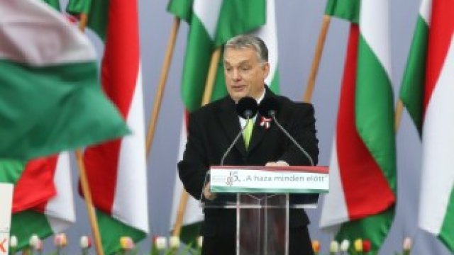 <p>
	Унгарският премиер Виктор Орбан говори на площата пред парламента по време на честванията на националния празник на Унгария.&nbsp;<em>Снимка: Архив Ройтерс</em></p>
