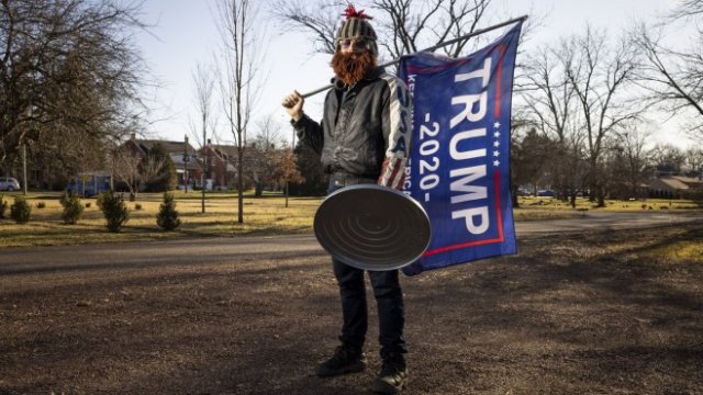 <p>
	Капакът на кофата бе вдигнат от тръмпистите. <em>Снимка: Bloomberg</em></p>
