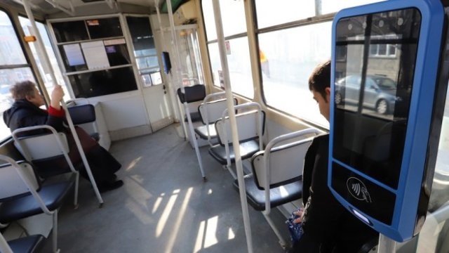 <p>
	ЦГМ поетапно премахва апаратите, от които пътниците в тролеи и трамваи можеха да си купят билет. Причина е предстоящото пускане на новата тикет система. <em>Снимка: БГНЕС</em></p>
<p>
	&nbsp;</p>
