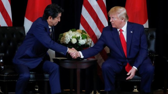 <p>
	Японският премиер Шиндзо Абе (вляво) и американският президент Доналд Тръмп (вдясно). <em>Снимка: Ройтерс</em></p>
