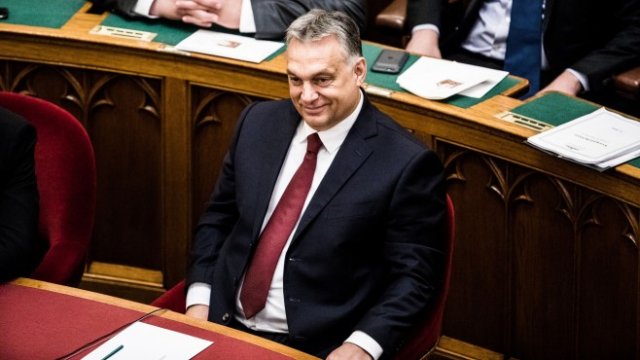 <p>
	Виктор Орбан демонстрира задоволство напоследък. <em>Снимка: Bloomberg</em></p>
