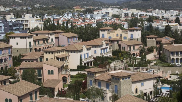 Жилищни сгради в Лимасол, Кипър. Страната отчита най-голям ръст на продажбите на жилища в ЕС през 2023 г. Снимка: Simon Dawson/Bloomberg