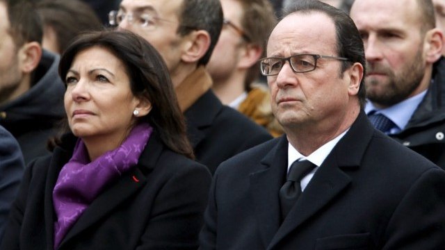 <p>
	Кметът на Париж Ан Идалго (л) и президентът на Франция Франсоа Оланд. <em>Снимка: Ройтерс</em></p>
