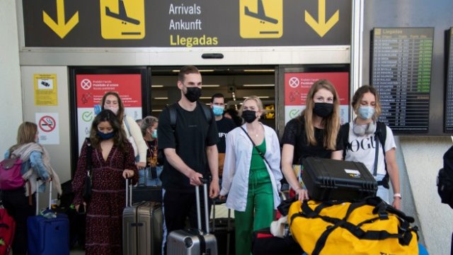 <p>
	Туристи пристигат на летището в Палма де Майорка, Испания. <em>Снимка: EPA/CATI CLADERA</em></p>
