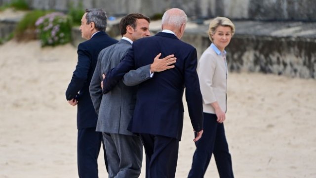 <p>
	Еманюел Макрон, френският президент (вторият вляво) с американския президент Джо Байдън (вторият вдясно), заедно с Марио Драги, министър-председател на Италия, вляво и Урсула фон дер Лайен, президент на Европейската комисия, в първия ден на срещата на върха на групата на седемте в Карбис Бей, Великобритания, в петък, 11 юни 2021 г.</p>
