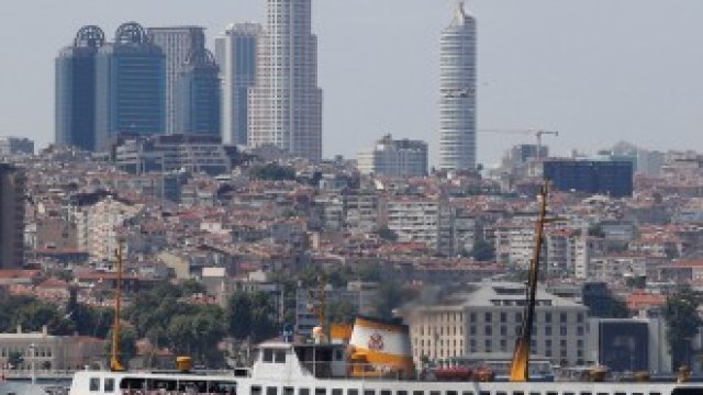 <p>
	Изглед от Истанбул.&nbsp;<em>Снимка: Архив Ройтерс</em></p>
