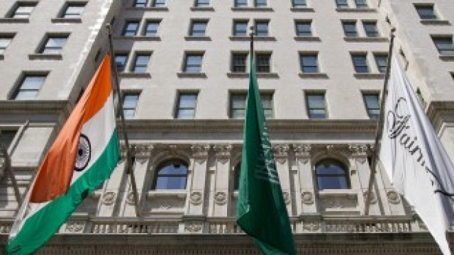 <p>
	Plaza Hotel в Среден Манхатън в Ню Йорк.&nbsp;<em>Снимка: Архив Ройтерс</em></p>
