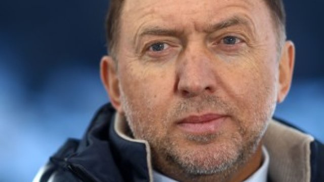 <p>
	Яхтата на руския милиардер Олег Дерипаска е закотвена край бреговете на Мале.&nbsp;<em>Снимка: Simon Dawson/Bloomberg</em></p>
