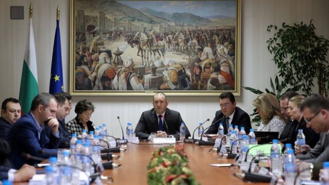 <p>
	Дискусия на тема &quot;Избори - прозрачност и доверие&quot; се проведе по инициатива на държавния глава. <em><span lang="bg-BG">Снимка: БТА</span></em></p>
<p>
	&nbsp;</p>
