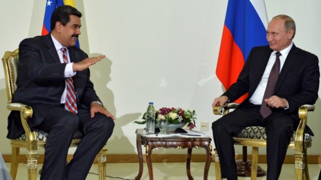 <p>
	Николас Мадуро (вляво) и руският президент Владимир Путин. <em>Снимка: архив Ройтерс</em></p>
