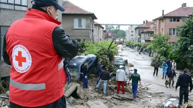 <p>
	В квартал &quot;Аспарухово&quot; във Варна разчистват наносите от проливния дъжд. <em>Снимка: БТА</em></p>
