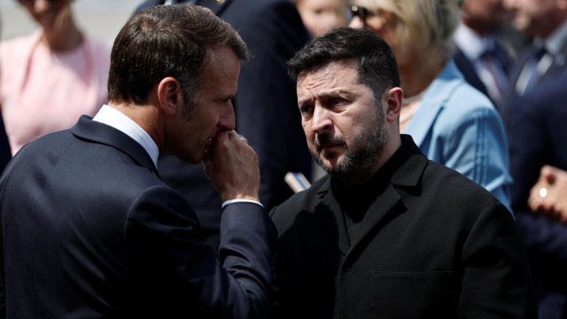 Президентът на Франция Еманюел Макрон (вляво) и президентът на Украйна Володимир Зеленски (вдясно). Снимка: EPA/BENOIT TESSIER