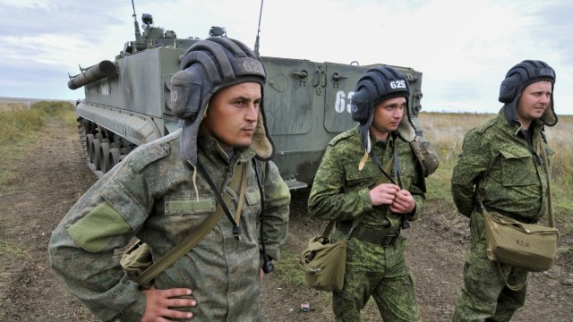 Руски запасняци по време на обучение. Снимка:  EPA/ARKADY BUDNITSKY