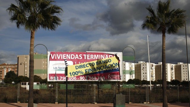 <p>
	Цели квартали са обявени за продажба в град Естепона, южна Испания. <em>Снимка: Архив Ройтерс</em></p>
