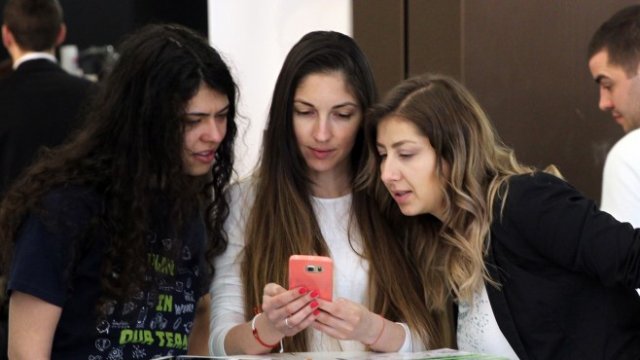 <p>
	В НДК над 170 български и международни компании се срещат с млади специалисти.<em> Снимка: БТА</em></p>
