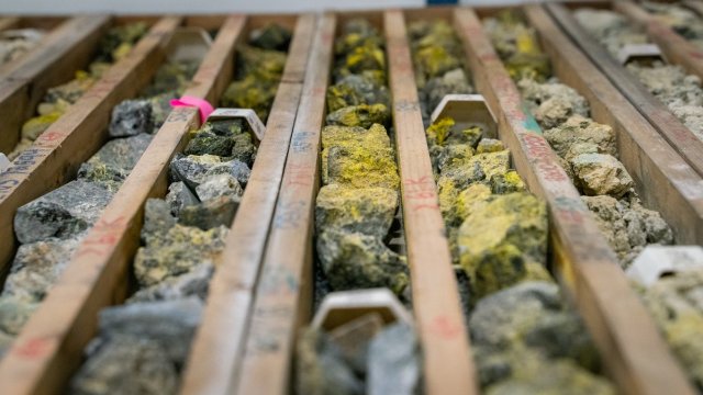 Проби с окислен уран в съоръжение за обработка в Канада. Снимка: Heywood Yu/Bloomberg