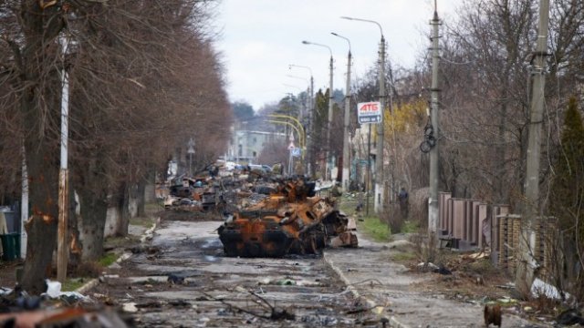 <p>
	<em>Унищожена военна техника в киевското предградие Буча. Снимка: President.gov.ua</em></p>
