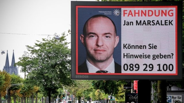 <p>
	Билборд с информация за търсения Марасалек. <em>Снимка: EPA/SASCHA STEINBACH</em></p>
