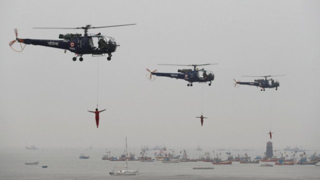 <p>
	Командоси от индийските ВМС демонстрират умения по време на учение в Мумбай. <em>Снимка: Ройтерс&nbsp;</em></p>
