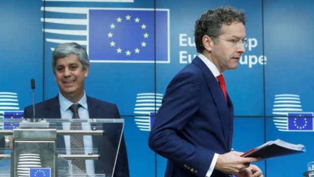 <p>
	Мариу Сентену (вляво) на първата си пресконференция в Брюксел заедно с досегашния лидер на Еврогрупата Йерун Дейселблум (вдясно). <em>Снимка: Ройтерс</em></p>
