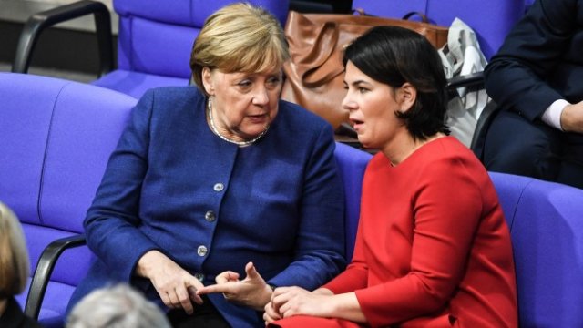 <p>
	Може ли&nbsp;Аналена Бербок (вдясно) да се окаже новият германски канцлер? <em>Снимка:&nbsp;&nbsp;EPA/FILIP SINGER</em></p>
