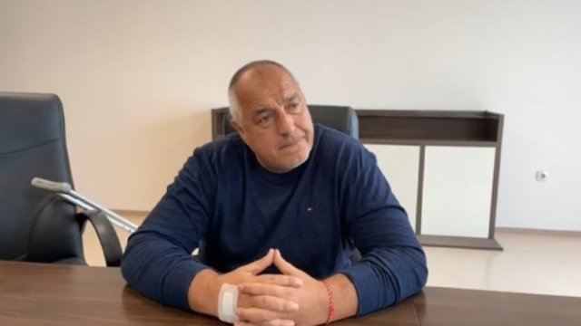 <p>
	<em>Кадър от излъчването на предложенията на ГЕРБ за кабинет в&nbsp;профила на Бойко Борисов във Facebook.</em></p>
