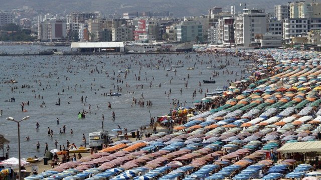 <p>
	Главният плаж на Дуръс е доста пренаселен в активния сезон.<em> Снимка: архив Ройтерс</em></p>
