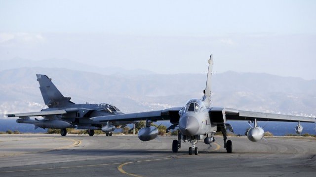 <p>
	Британски изтребител-бомбардировачи Tornado в базата на британските кралски военновъздушни сили в Акротири, Кипър. <em>Снимка: Ройтерс</em></p>
