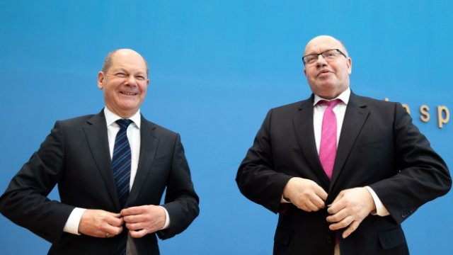 <p>
	&nbsp;Финансовият министър Олаф Шолц (вляво) и икономическият министър Петер Аптмайер (вдясно). <em>Снимка: EPA/HAYOUNG JEON</em></p>
