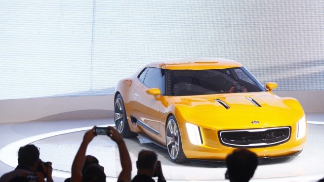 <p>
	Концептът GT4 Stinger, който компанията представи в Женева. <em>Снимка: Ройтерс</em></p>
