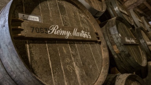 <p>
	Конякът Remy Martin е един от основните продукти на производителя. <em>Снимка: Balint Porneczi/Bloomberg</em></p>
