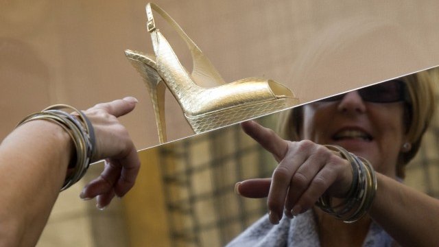 <p style="text-align: justify;">
	Бизнесът на Jimmy Choo е нараснал с близо 30%, откакто през 2011 г. бе закупен от Labelux. <em>Снимка: Ройтерс</em></p>
