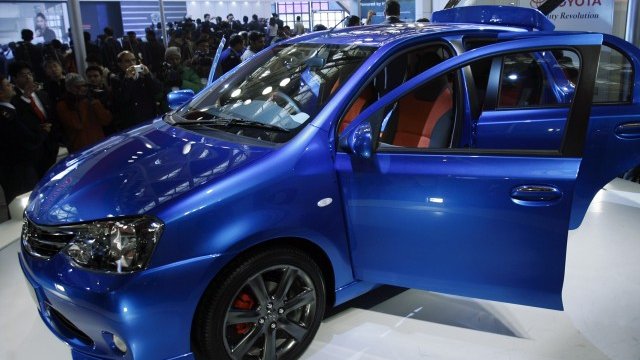 <p>
	Toyota представя нов модел на изложението в Ню Делхи. <em>Снимка: архив Ройтерс</em></p>
