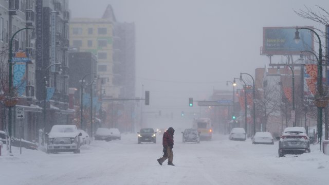 Пешеходец пресича път в Минеаполис през 2023 г. Градът преживява по-резки температурни колебания. Снимка: Tim Evans/Bloomberg
