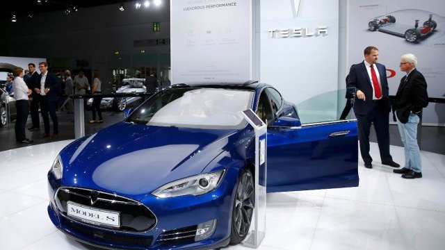 <p>
	Щандът на Tesla на салона във Франкфурт не привлича особено много посетители. <em>Снимка: Ройтерс&nbsp; </em></p>
