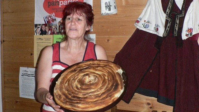 <p>
	Дешка Кротева предлага традиционни ястия на туристите в къщата си за гости.<em> Снимка: Investor.bg</em></p>
