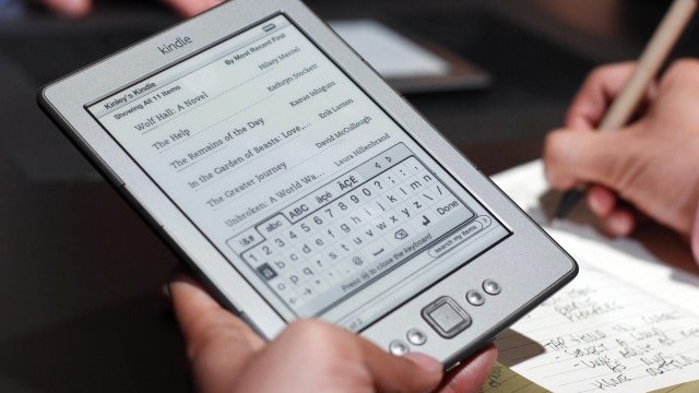 <p>
	Продуктът на Аmazon Kindle продължава да е електронен четец номер едно в света. <em>Снимка: Ройтерс</em></p>
