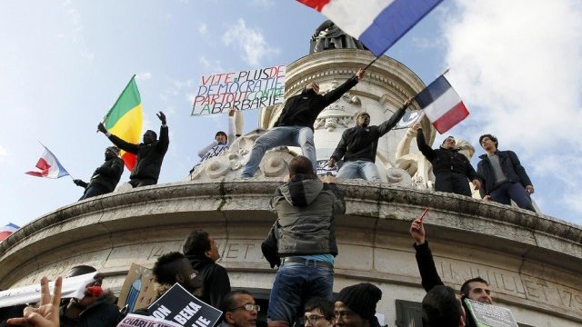 <p>
	&nbsp;Многохилядно множество на площада на Републиката в центъра на френската столица. <em>Снимка: Ройтерс</em></p>
