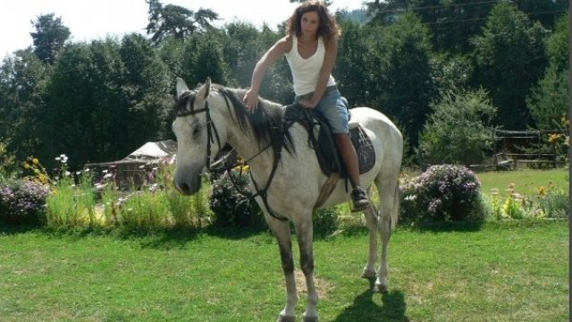 <p>
	Конните бази в село Бачево край Разлог привличат туристи целогодишно. С проект по ПРСР семейството на Надя Попова е изградило и къща за гости. <em>Снимка: Investor.bg</em></p>
