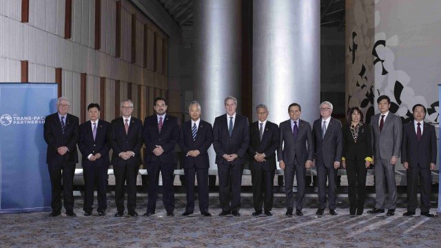 <p>
	Министрите на търговията на 12-те държави позират за снимка в Атланта на 1 октомври.<em>&nbsp;</em><em>Снимка: Ройтерс</em></p>
