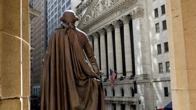 <p>
	<em>Сградата на фондовата борса в Ню Йорк. Снимка: Архив Ройтерс</em></p>
