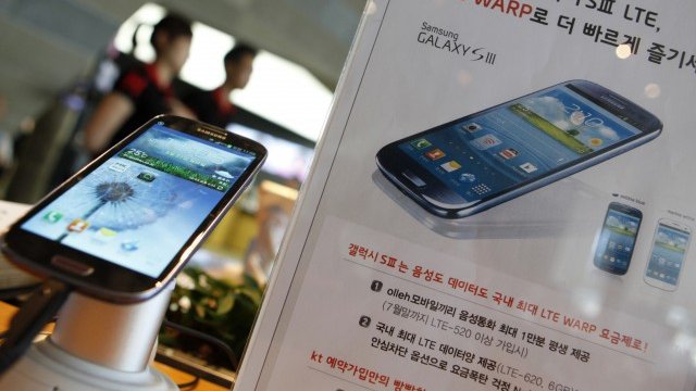<p>
	Galaxy S III може да позлати Samsung. <em>Снимка: Ройтерс</em></p>
