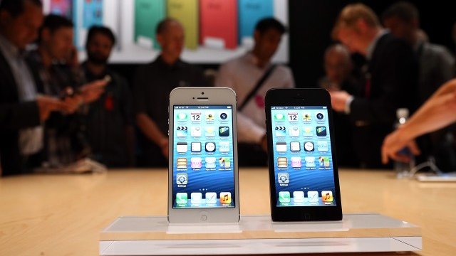 <p>
	Новият iPhone 5 сякаш не впечатлява с технологичните си спецификации. <em>Снимка: Getty Images</em></p>
