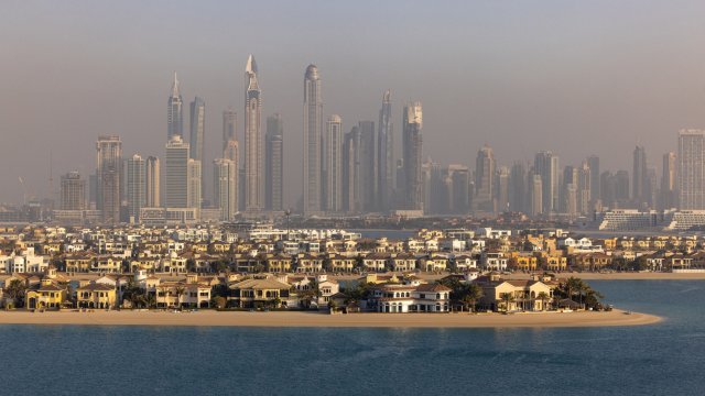 Изкуственият остров Палм Джумейра (на преден план) е предпочитан от заможните хора в града. Снимка: Christopher Pike/Bloomberg